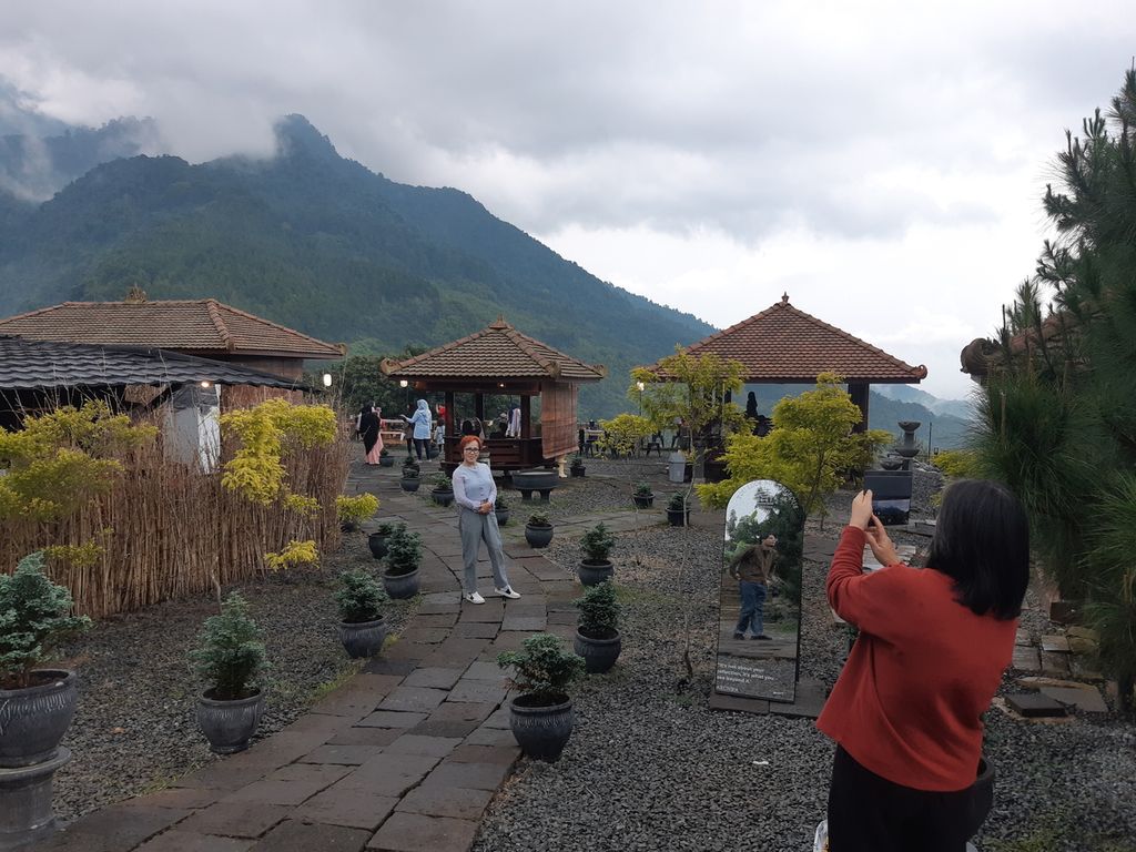 Wisatawan berfoto di Arunika Eatery di Desa Cisantana, Kecamatan Cigugur, Kabupaten Kuningan, Jawa Barat, Jumat (16/12/2022). Pariwisata di Kuningan kembali bergeliat.