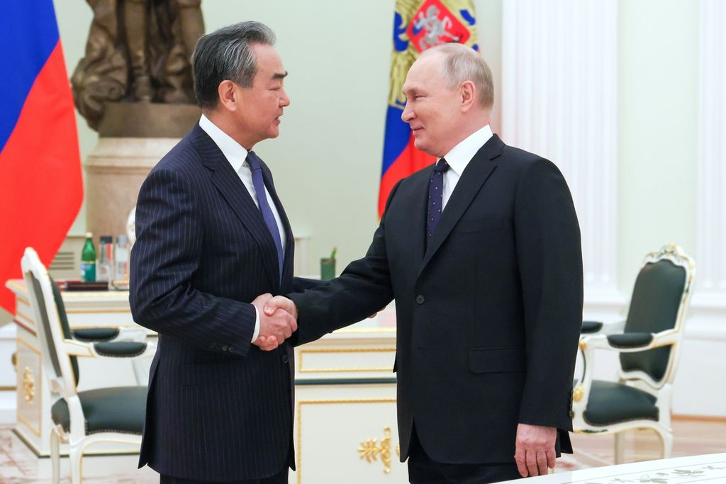 Presiden Rusia Vladimir Putin menerima Kepala Kantor Kebijakan Luar Negeri Partai Komunis China Wang Yi, Rabu (22/2/2023), di Moskwa, Rusia. 