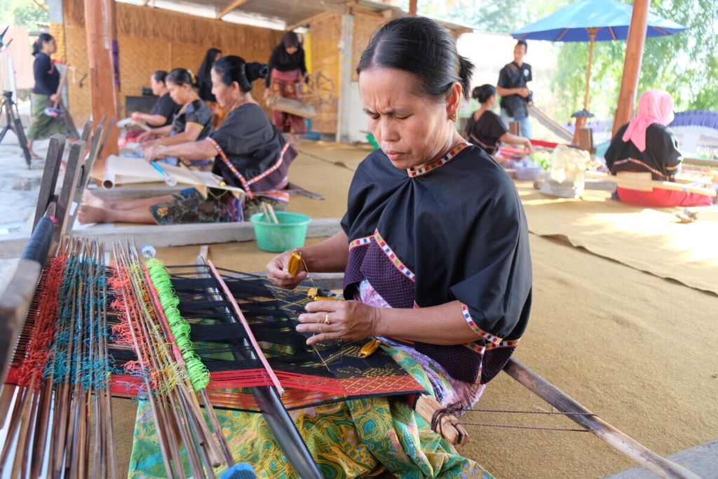 Para perempuan di Desa Setanggor, Kecamatan Praya Barat, Lombok Tengah, tengah menenun Kamis (25/7/2019) siang. Desa Setanggor, yang berada sekitar 9 kilometer barat Bandara Internasional Lombok, saat ini menjadi salah satu desa wisata di Lombok Tengah.