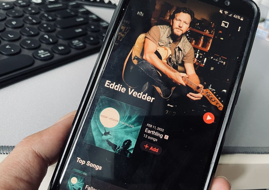Tampilan album <i>Earthling</i> dari Eddie Vedder di layanan <i>streaming</i> musik Apple Music difoto pada Sabtu (19/2/2022). Album solo dari pentolan band rock Pearl Jam ini mulai beredar pada 11 Februari 2022 dalam format fisik maupun digital.