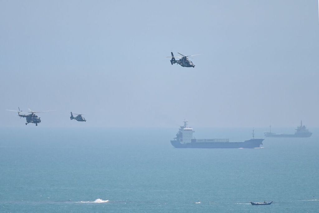 Helikopter-helikopter China terbang melintasi Pulau Pingtan, salah satu lokasi di China daratan yang paling dekat dengan Taiwan, menjelang dimulainya latihan militer China di Provinsi Fujian, China, Kamis (4/8/2022).