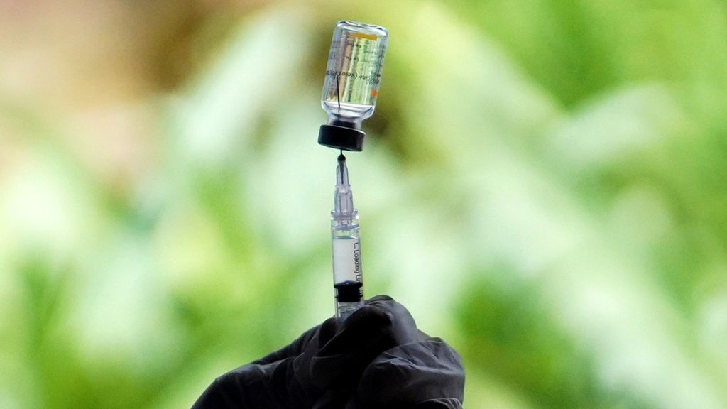 Penyiapan vaksin Covid 19 saat digelar vaksinasi secara massal di Bogor Senior Hospital, Tajur, Kota Bogor, Jawa Barat, Kamis (11/2/2021).