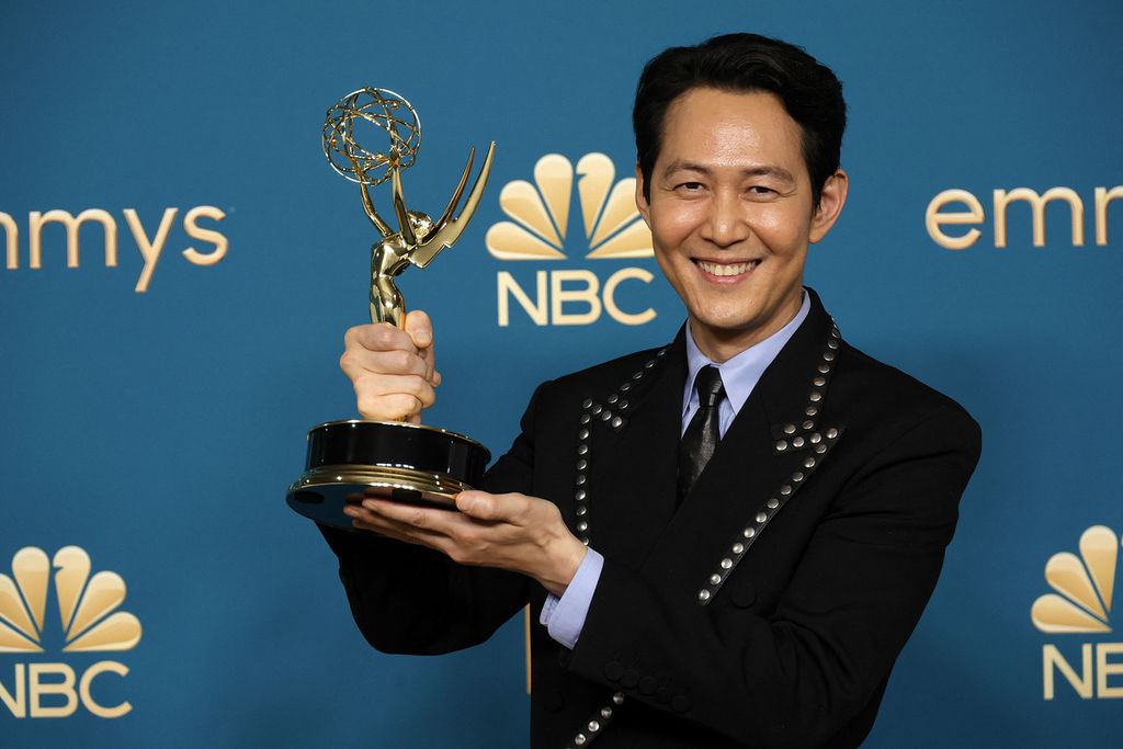 Aktor asal Korea Selatan, Lee Jung-jae, berpose di ruang pers selama Primetime Emmy ke-74 di Microsoft Theater, Los Angeles, Amerika Serikat, Senin (12/9/2022). Lee mencatat sejarah sebagai aktor Asia pertama yang menang dalam kategori aktor terbaik dalam serial drama untuk <i>Squid Game</i> dalam Emmy Awards 2022.