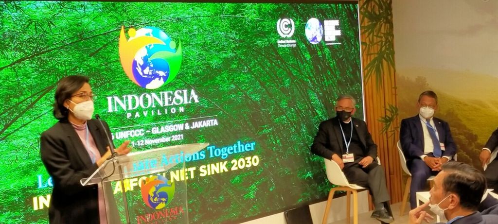 Menteri Keuangan Sri Mulyani berbicara di Paviliun Indonesia saat Konferensi Para Pihak (COP) 26 Perubahan Iklim di Glasgow, Skotlandia (1/11/2021). 
