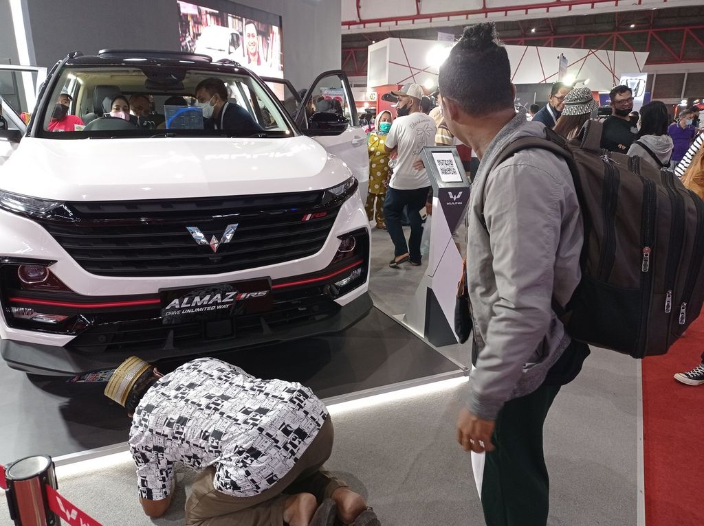 Pengunjung mencoba kendaraan di aula pameran Jakarta Fair Kemayoran atau Pekan Raya Jakarta di Jakarta International Expo, Kemayoran, Jakarta Pusat, Selasa (21/6/2022).
