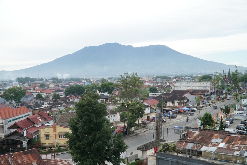 Pemandangan Kota Bukittinggi berlatar Gunung Marapi difoto dari kawasan Jam Gadang, Kota Bukittinggi, Sumatera Barat, Senin (19/10/2020).