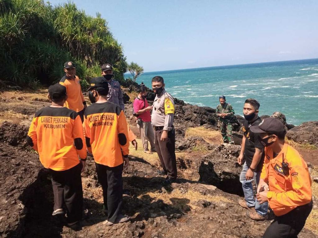Tim SAR Gabungan bersama BPBD Kebumen dan TNI/Polri mencari korban tenggelam di Pantai Menganti, Kebumen, Jawa Tengah, Minggu (30/5/2021).