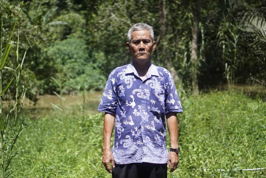 Kepala Adat Suku Balik Kelurahan Sepaku Sibukdin (60) berdiri di lahan miliknya yang tersisa di Kelurahan Sepaku, Kecamatan Sepaku, Penajam Paser Utara, Kalimantan Timur, Senin (6/6/2022).