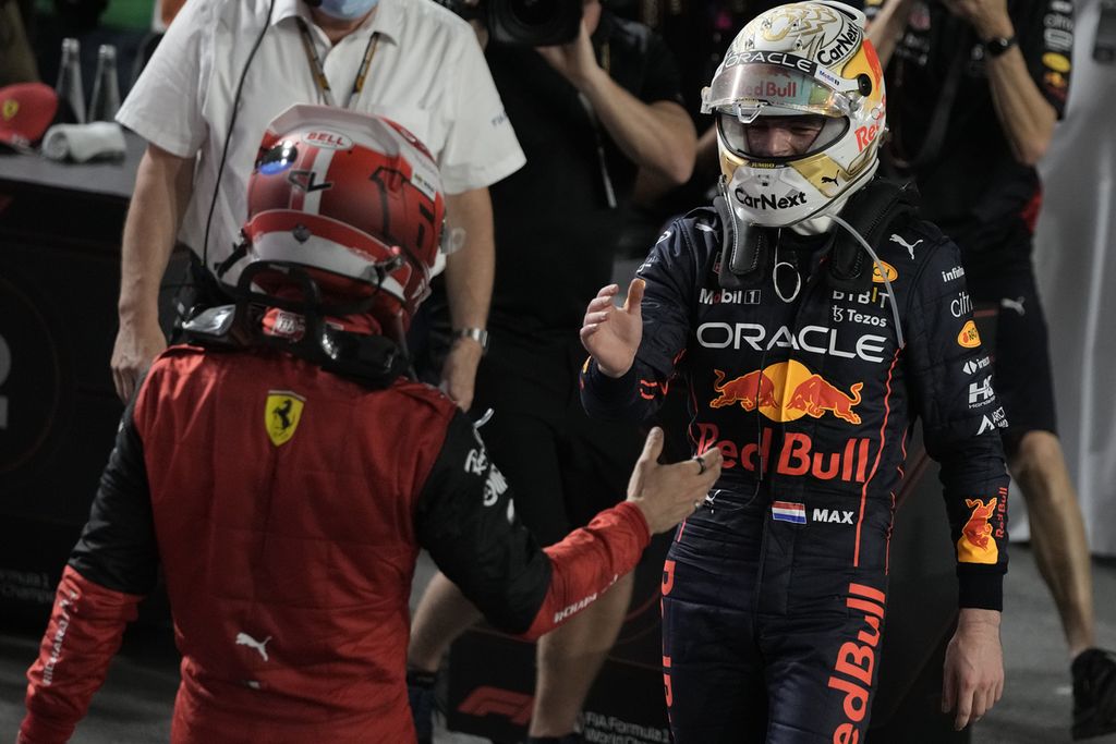 Pebalap Ferrari, Charles Leclerc (kiri), memberikan selamat kepada rivalnya, pebalap Red Bull, Max Verstappen, seusai finis Grand Prix Formula 1 Arab Saudi seri kedua tahun ini di Sirkuit Corniche, Jeddah, Arab Saudi, Senin (28/3/2022) dini hari WIB. 