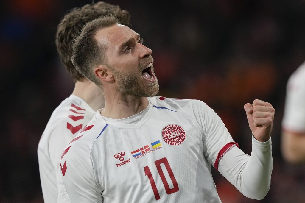Pemain timnas Denmark Christian Eriksen merayakan golnya ke gawang Belanda pada laga persahabatan di Stadion Johan-Cruijff ArenA, Minggu (27/6/2022) dini hari WIB. Belanda menang 4-2 pada laga itu.