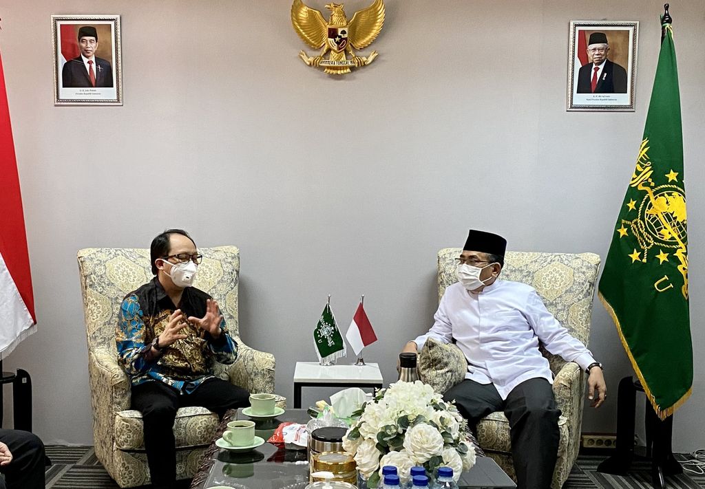 Pemimpin Redaksi Kompas Sutta Dharmasaputra (kiri) berbincang dengan Ketua Umum Pengurus Besar Nahdlatul Ulama KH Yahya Cholil Staquf di Kantor PBNU Jakarta, Jumat (18/3/2022). Kompas dan NU membicarakan soal 100 tahun NU dan berbagai masalah bangsa.