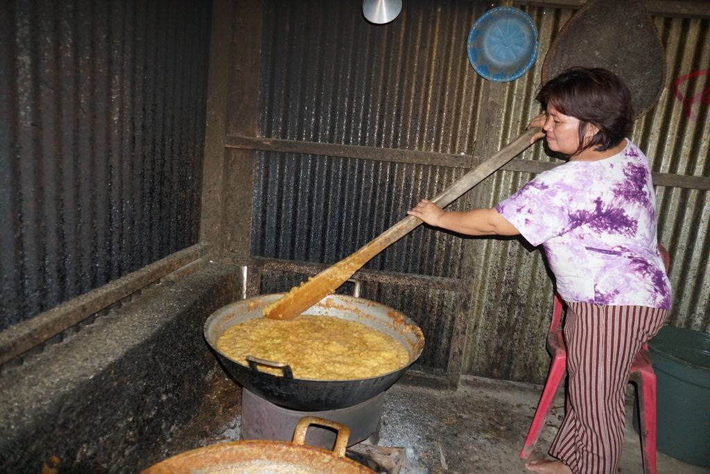 Tina Bilfagi (43) mengaduk nanas giling untuk dijadikan selai di dapur industri kecil miliknya di Desa Lobong, Passi Barat, Bolaang Mongondow, Sulawesi Utara, Jumat (6/5/2021). Selama Ramadhan 2021, ia telah menjual lebih kurang 6.000 kotak selai dengan berat masing-masing 500 gram.