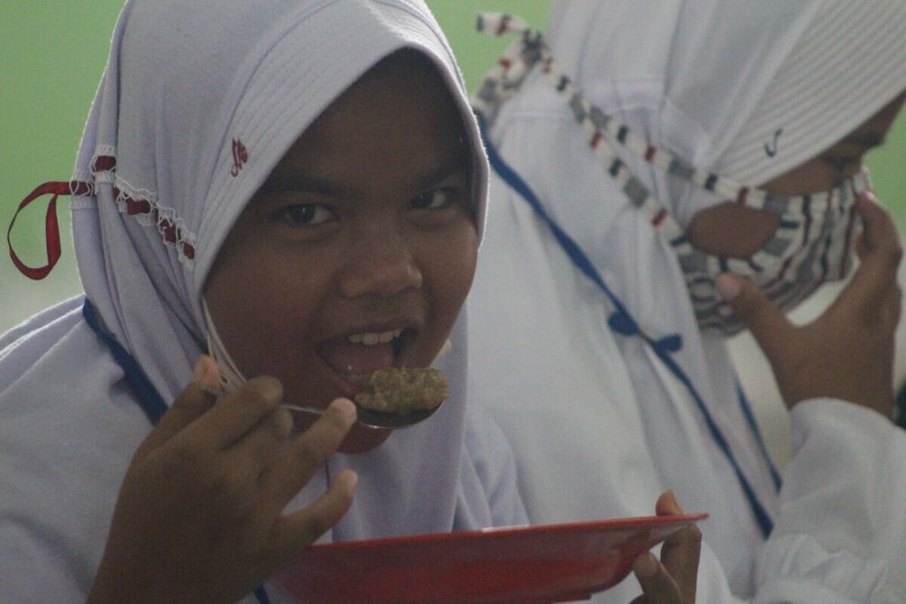 Anak-anak makan bubur Asyura bersama di teras Masjid Mahmudiyah (Suro), Palembang, Sumatera Selatan, Sabtu (29/8/2020).