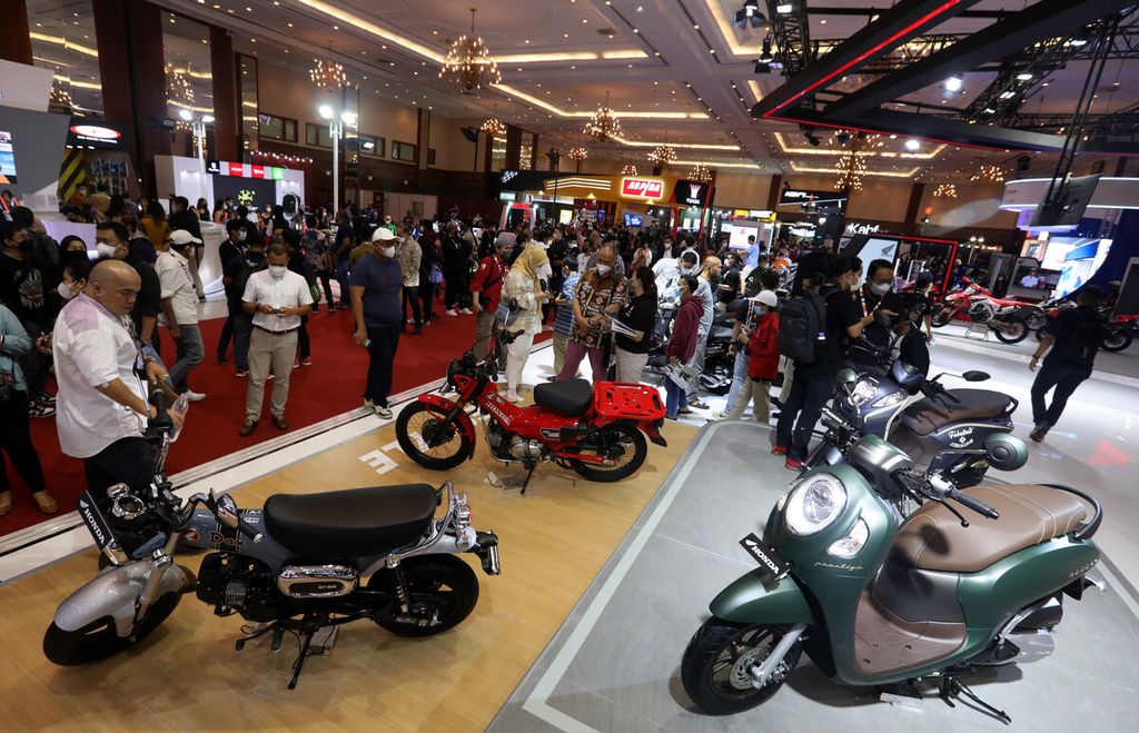 Motor-motor konvensional masih banyak mewarnai stan-stan pameran otomotif Indonesia Motorcycle Show (IMOS) 2022 di Jakarta Convention Center (JCC), Senayan, Rabu (2/11/2022). 