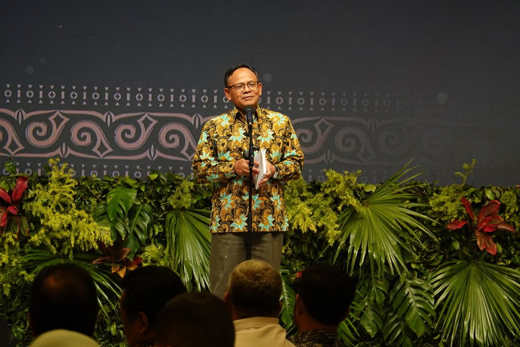 Akademisi Komaruddin Hidayat ketika memberikan ucapan kepada Jusuf Kalla di acara syukuran 80 tahun sekaligus peluncuran buku <i>Jusuf Kalla di Balik Beragam Isu</i> di Gedung Tribrata, Jakarta Selatan, Rabu (25/5/2022).
