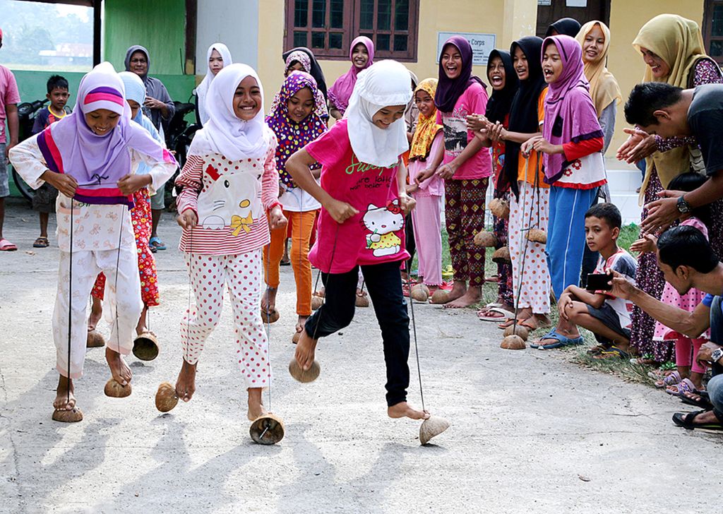 Anak-anak tengah bermain sepatu batok kelapa di Desa Nusa, Lhoknga, Aceh Besar, Aceh, Sabtu (16/4/2016).