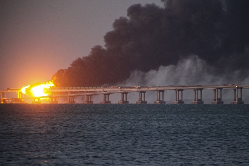 Kobaran api dan asap tebal melanda sebagian Jembatan Crimea yang menghubungkan daratan Rusia dengan Semenanjung Crimea di atas Selat Kerch, Crimea, Sabtu (8/10/2022). 