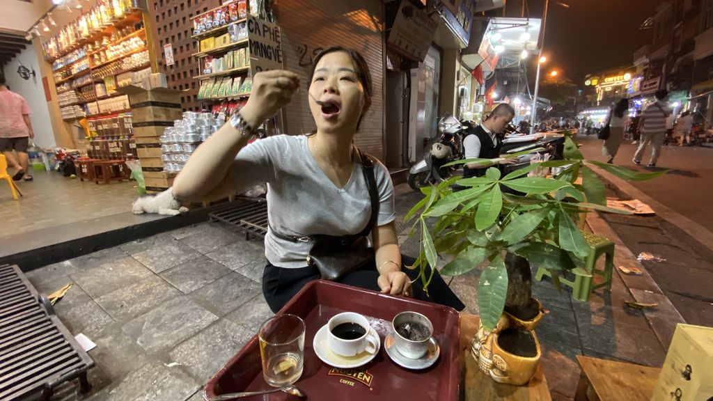Thuy Ha Dang (45), pemilik Coffee Viet Nam Long Thabh, menemani dan mengajari cara menyeduh dan menikmati kopi tradisional Vietnam lengkap dengan teknik seduh <i>vietnam</i><i>drip</i>, Sabtu (14/4/2022). 