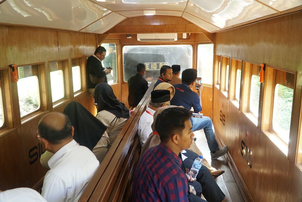 Suasana di dalam gerbong kereta api uap Mak Itam yang melakukan perjalanan perdana saat diresmikan di Stasiun Sawahlunto, Kelurahan Pasar, Kecamatan Lembah Segar, Kota Sawahlunto, Sumatera Barat, Selasa (20/12/2022). Kereta api legendaris ini terakhir kali beroperasi pada Maret 2013 karena rusak.