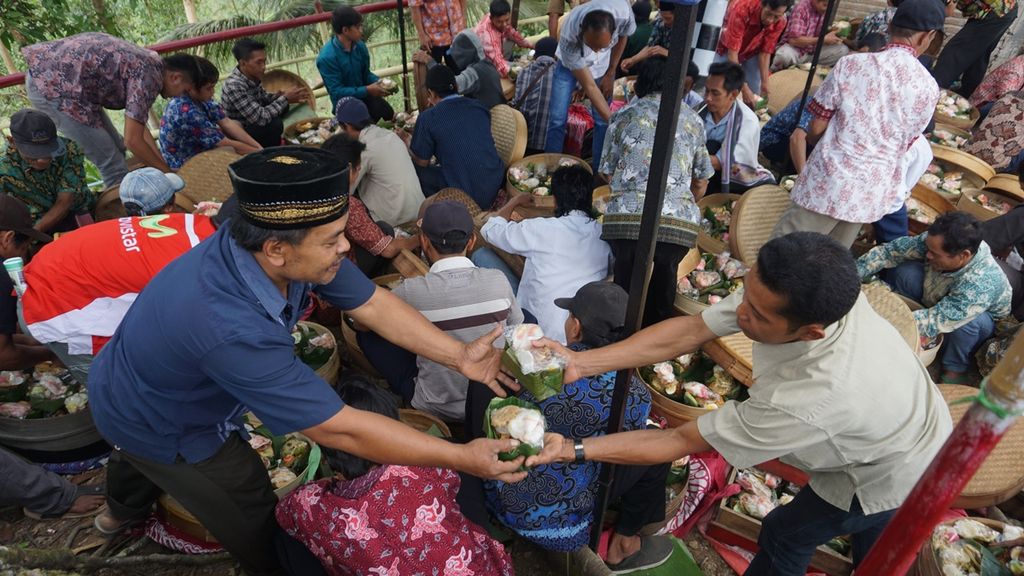 Warga berbagi makanan pada pencanangan Desa Banjarpanepen sebagai Desa Sadar Kerukunan di Kabupaten Banyumas, Jawa Tengah, Senin (2/9/2019).