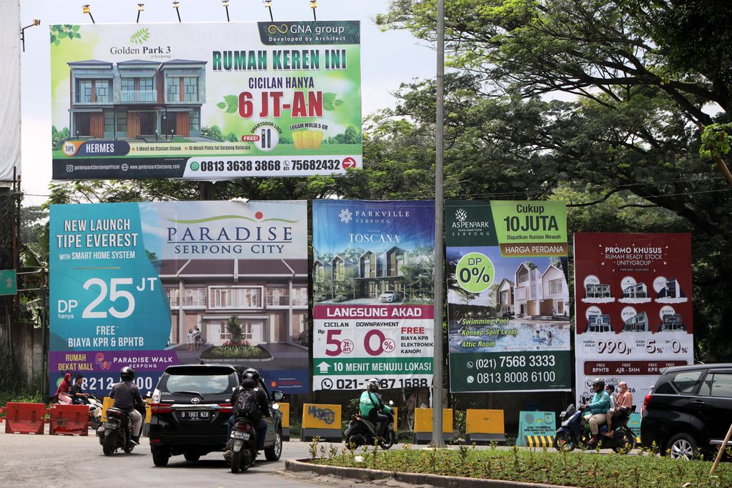 Baliho iklan perumahan terpasang di pinggir jalan di Serpong, Tangerang Selatan, Banten, Kamis (5/1/2022). Tawaran uang muka rendah hingga nol persen, kelengkapan fasilitas perumahan, dan promo-promo lainnya menjadi iming-iming pengembang untuk menarik konsumen. Harga rumah pada 2023 diperkirakan akan naik seiring dengan kenaikan harga material. Untuk rumah subsidi rencananya akan naik tujuh persen pada awal 2023 ini. 