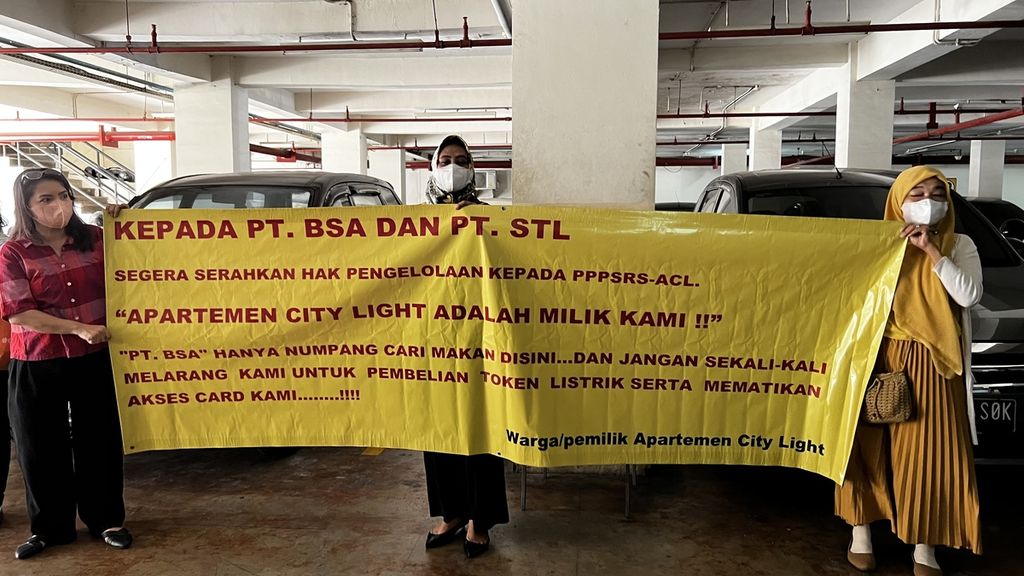Para penghuni melakukan aksi protes kepada pihak manajemen apartemen City Light, Ciputat Timur, Tangerang Selatan, Banten, Selasa (24/1/2023).