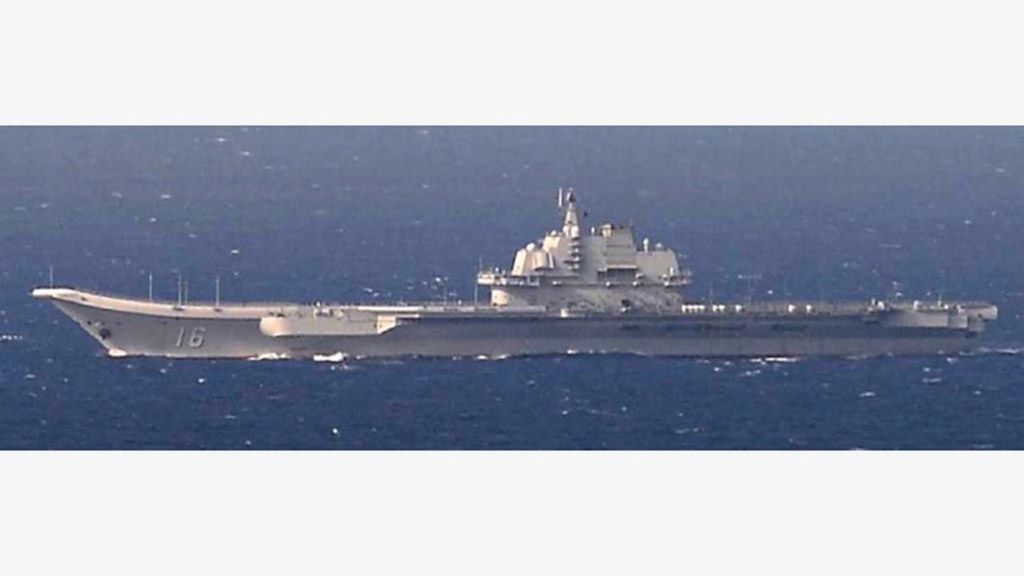 Di dalam foto yang diambil dan disebarluaskan oleh Pasukan Bela Diri Laut Jepang tampak kapal induk Liaoning milik China melintasi Laut China Timur pada tanggal 25 Desember 2016.  Joint Staff Office of the Defense Ministry of Japan/HANDOUT via REUTERS