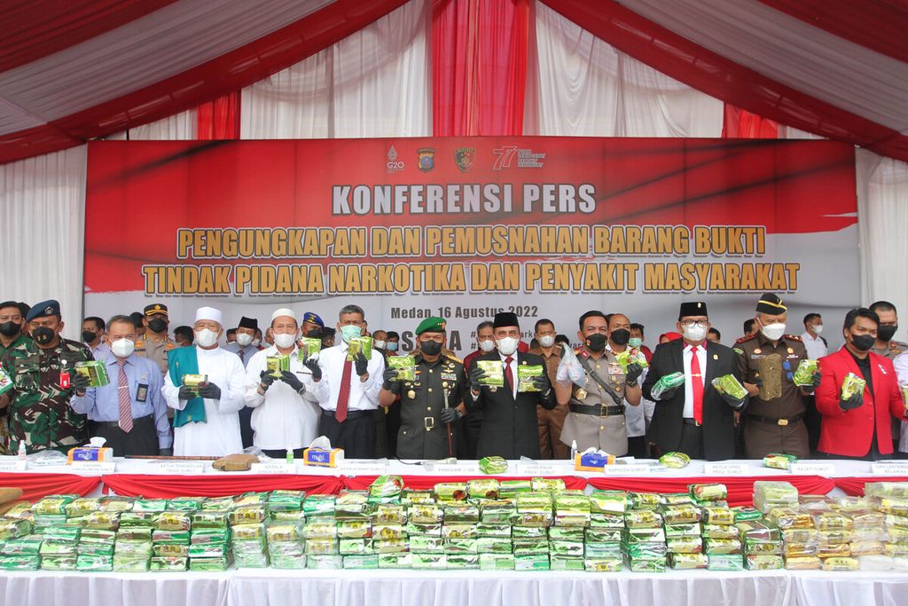 Gubernur Sumatera Utara Edy Rahmayadi (kelima dari kanan) dan Kepala Polda Sumut Inspektur Jenderal RZ Panca Putra Simanjuntak (keempat dari kanan) menunjukkan narkoba yang hendak dimusnahkan di markas Kepolisian Daerah Sumatera Utara, Medan, Selasa (16/8/2022). 