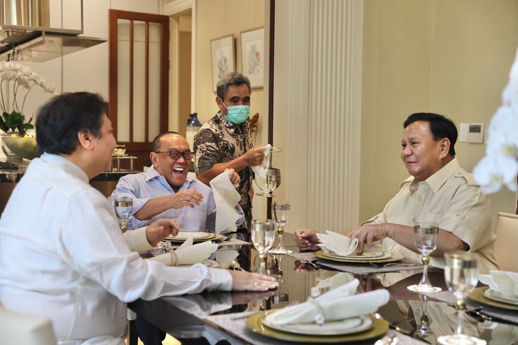 Pertemuan Ketua Umum Gerindra Prabowo Subianto, Ketua Umum Golkar Airlangga Hartarto, dan Ketua Dewan Pembina Golkar Aburizal Bakrie di kediaman Aburizal, di Jakarta, Senin (1/5/2023). Pertemuan disebut sebatas silaturahmi Lebaran 2023.