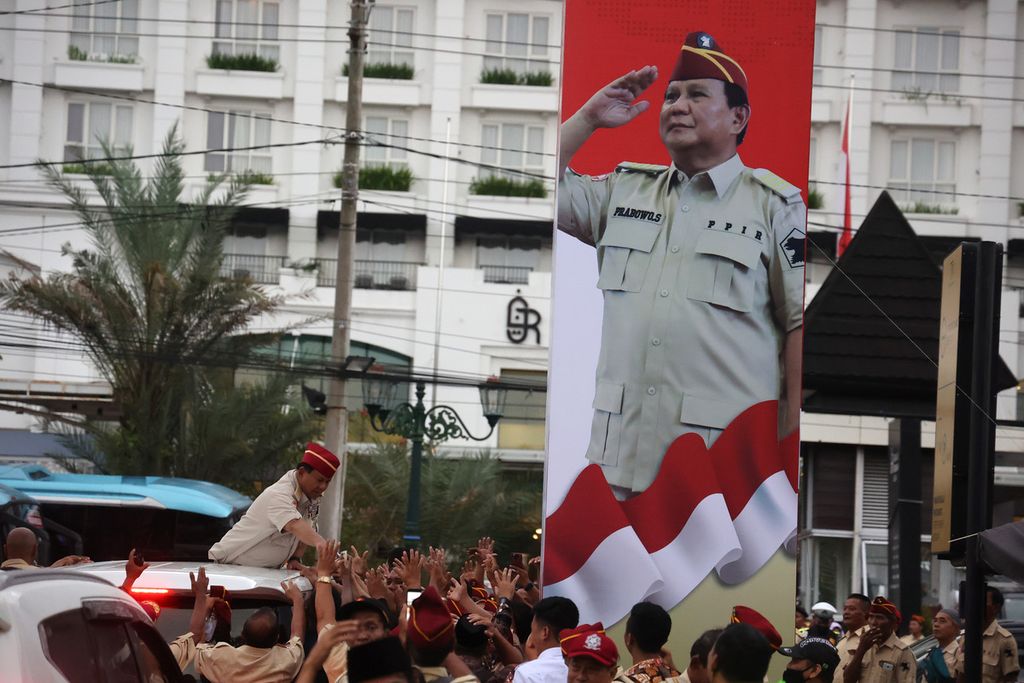 Ketua Umum Partai Gerindra Prabowo membagikan kaus seusai menghadiri acara reuni dan halalbihalal purnawirawan yang digelar oleh Purnawirawan Pejuang Indonesia Raya (PPIR) di Jogja Expo Center, Bantul, DI Yogyakarta, Rabu (3/5/2023).