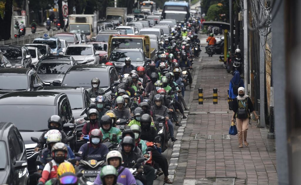 Kendaraan menembus kemacetan lalu lintas di kawasan Tomang, Jakarta, saat jam pulang kerja, Selasa (28/3/2023). 
