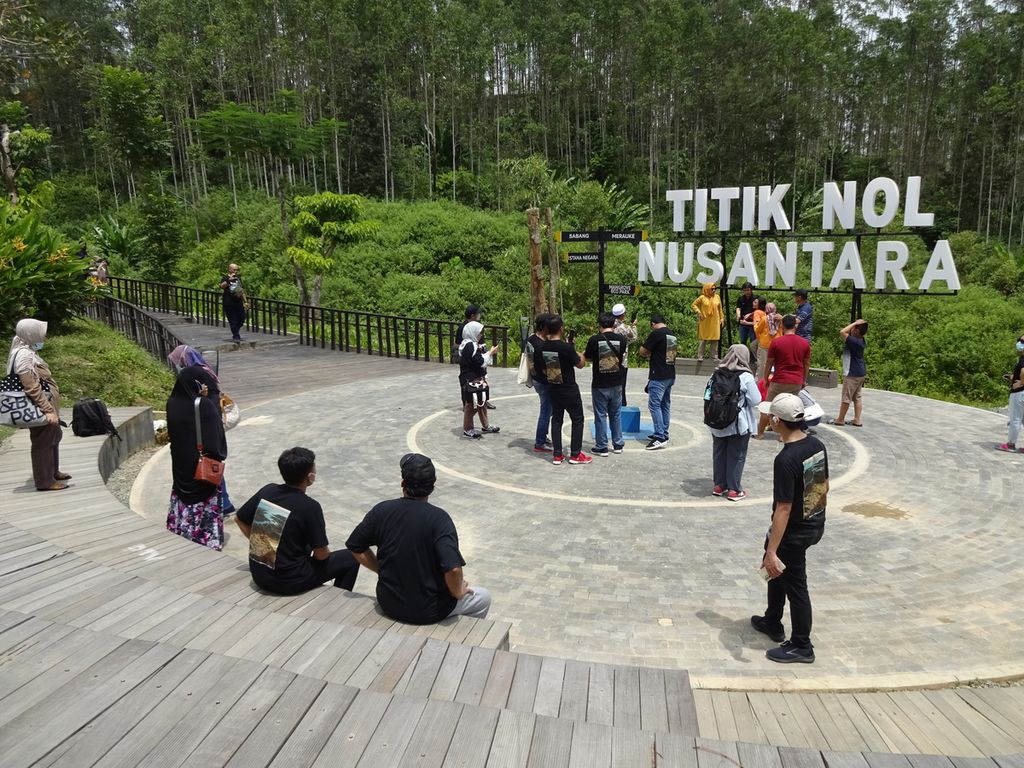 Sejumlah pengunjung dari berbagai daerah mengunjungi Titik Nol Nusantara di kawasan Ibu Kota Negara Nusantara, Kalimantan Timur, Sabtu (5/11/2022). Meski belum tampak ada pembangunan fisik ibu kota negara yang masif, tetapi area itu cukup menarik pengunjung yang antusias menyambut IKN Nusantara.