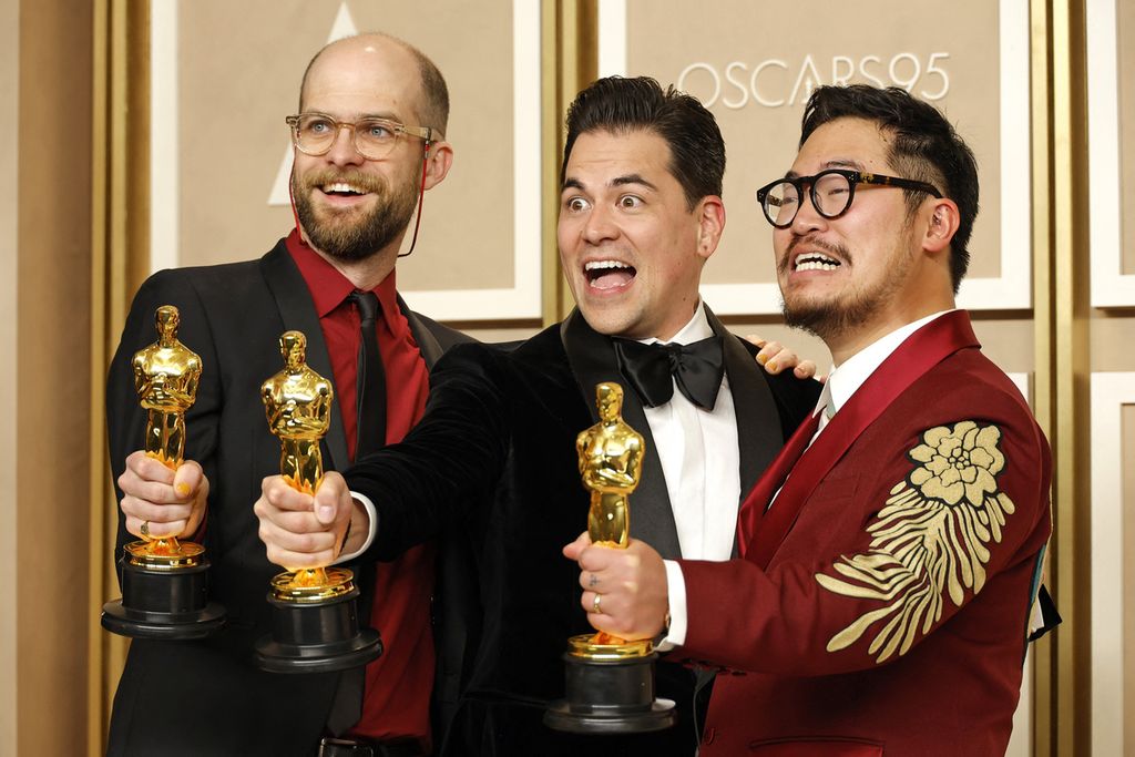 Daniel Scheinert (kiri) dan Daniel Kwan (kanan) berfoto bersama produser Jonathan Wang (tengah) setelah menerima penghargaan Film Terbaik untuk <i>Everything Everywhere All at Once</i> dalam penganugerahan 95 Annual Academy Awards di Hollywood, California, AS, Minggu (12/3/2023) malam waktu setempat. 