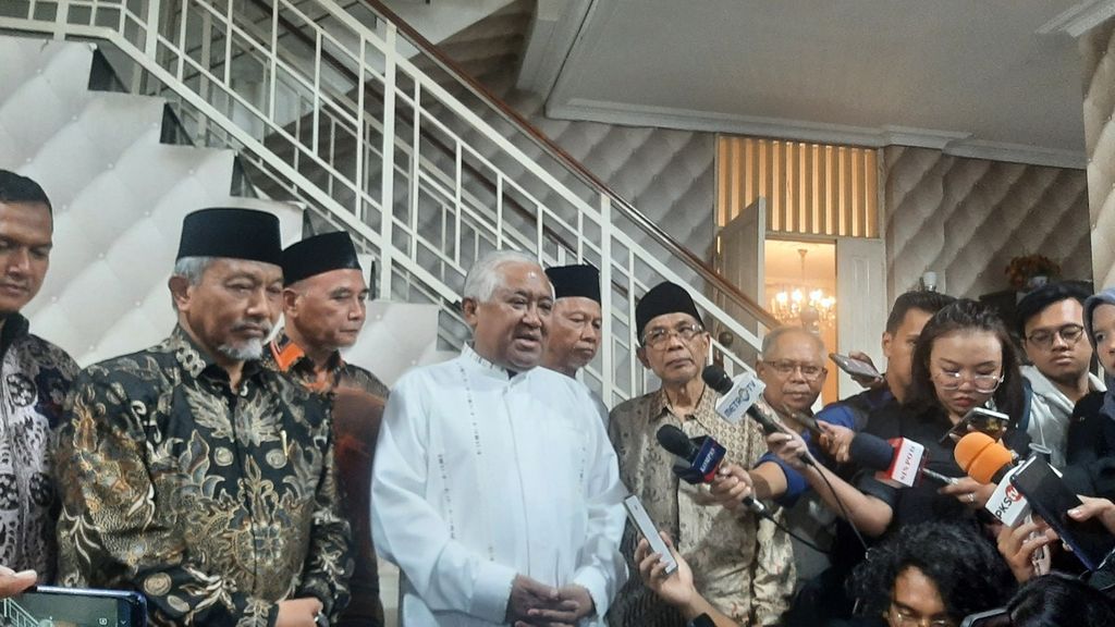 Mantan Ketua Umum PP Muhammadiyah Din Syamsuddin (kiri) dan Presiden PKS Ahmad Syaikhu (kanan) saat memberikan keterangan pers seusai pertemuan keduanya di Jalan Margasatwa, Cilandak, Jakarta Selatan, Selasa (23/5/2023).