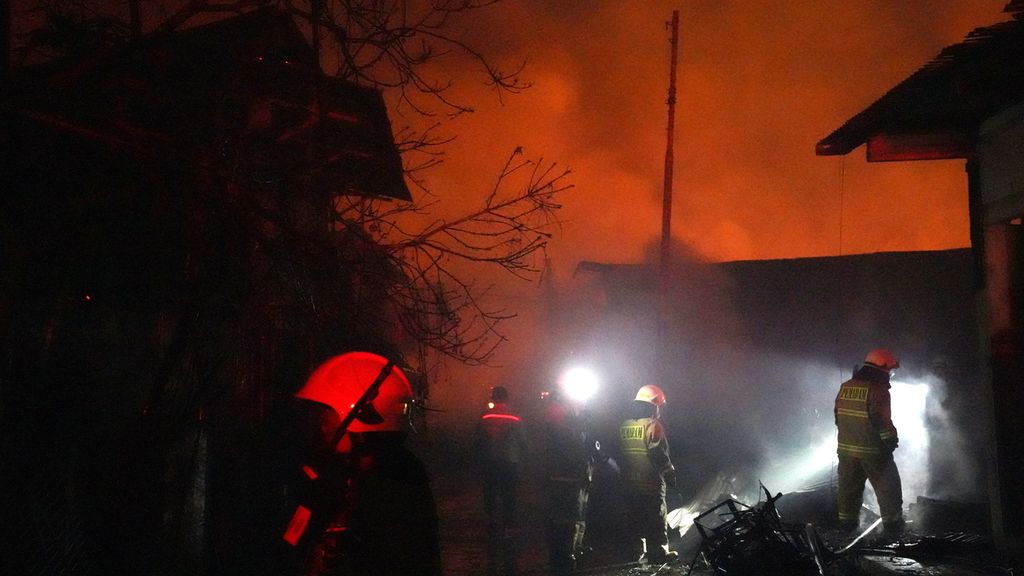 Petugas pemadam kebakaran memadamkan api sekaligus mencari jenazah di reruntuhan bangunan terbakar di belakang pipa penerimaan bahan bakar di Depo Pertamina Plumpang di Jalan Tanah Merah Bawah, Kelurahan Rawa Badak Selatan, Kecamatan Koja, Jakarta Utara, Jumat (3/3/2023).