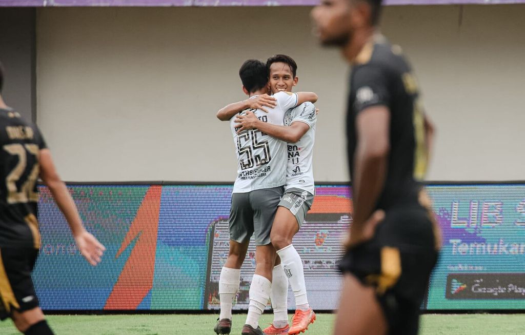 Dua pemain Bali United berpelukan sebagai ekspresi kegembiraan seusai terciptanya gol ke gawang Dewa United dalam laga lanjutan BRI Liga 1 2022/2023 antara Dewa United kontra Bali United di Stadion Indomilk Arena, Tangerang, Banten, Rabu (22/2/2023).