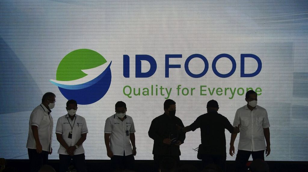 Nama dan logo baru ID Food ditampilkan pada layar saat peluncuran ID Food, Holding Badan Usaha Milik Negara (BUMN) Kluster Pangan, oleh Menteri BUMN Erick Thohir di kawasan Kota Tua, Jakarta, Rabu (12/1/2022).