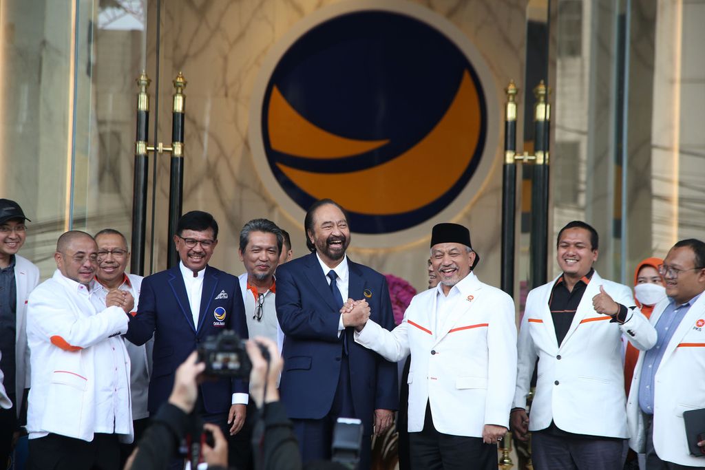 Ketua Umum Partai Nasdem Surya Paloh (ketiga dari kiri) bersama Presiden Partai Keadilan Sejahtera (PKS) Ahmad Syaikhu (ketiga dari kanan) seusai pertemuan di Kantor DPP Partai Nasdem, Jakarta, Rabu (22/6/2022). 