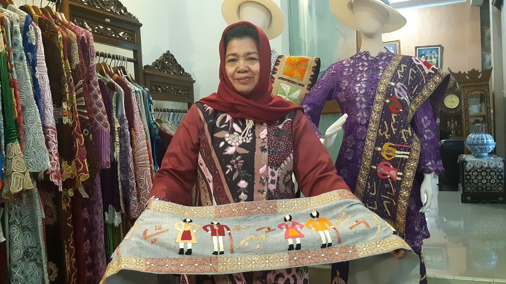 Siti Rahayu menunjukkan selendang tapis surat di galerinya di Bandar Lampung, Rabu (22/2/2023). 