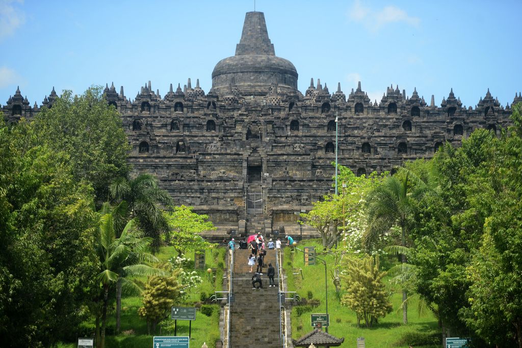 Wisatawan mengunjungi Candi Borobudur saat sejumlah persiapan dilakukan menjelang pelaksanaan lomba lari Borobudur Marathon 2021 Powered by Bank Jateng di area Taman Lumbini Candi Borobudur, Magelang, Jawa Tengah, Kamis (25/11/2021). 