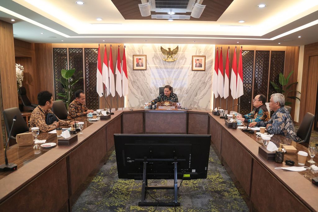  Coordinating Economic Affairs Minister Airlangga Hartarto (center) during a special interview with <i>Kompas</i> Daily at the office of the Coordinating Ministry for the Economy, Jakarta, Tuesday (8/11/2022). Interview regarding the implementation of the peak of the G20 event in Bali, which will take place next week.