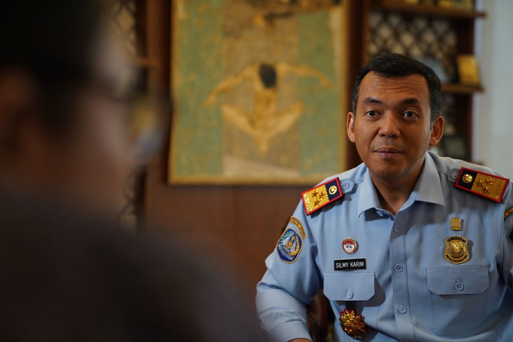 Direktur Jenderal Imigrasi Kementerian Hukum dan Hak Asasi Manusia Silmy Karim saat diwawancarai Kompas di Kantor Kementerian Hukum dan HAM, Jakarta, Senin (3/4/2023).