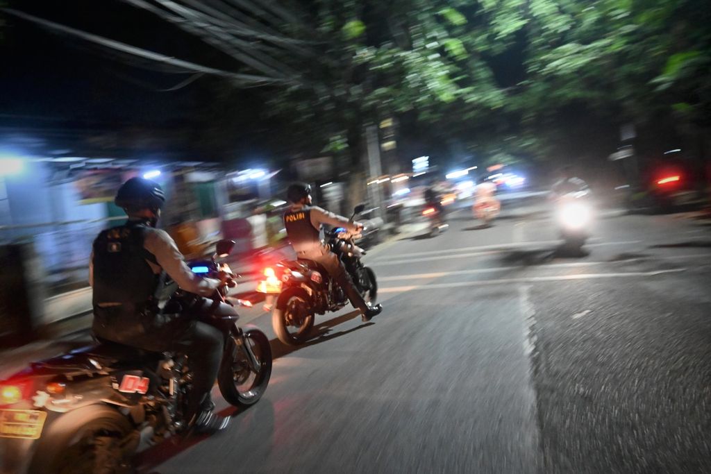 Tim Perintis Presisi Polres Metro Bekasi Kota saat melintas di Jalan Perjuangan, Bekasi Utara, Kota Bekasi, Sabtu (20/8/2022) dini hari.