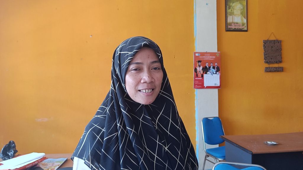 Guru honorer di Madrasah Tsanawiyah Anwarul Falah, Kabupaten Bekasi, seusai mengajar, Selasa (22/11/2022).