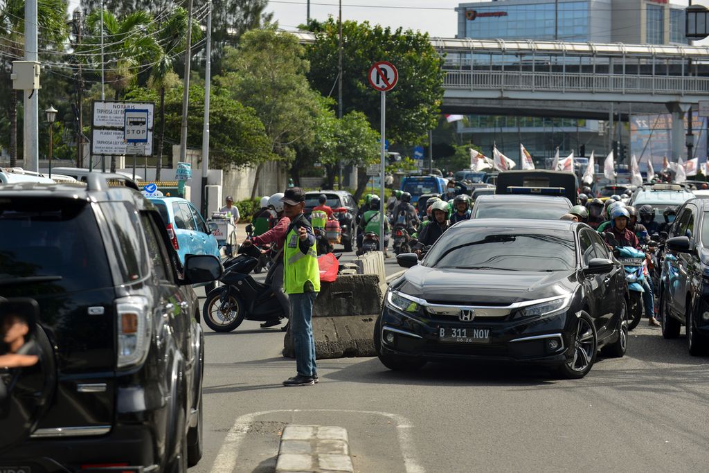 Kendaraan yang  melakukan putar balik di Jalan Palmerah Utara, Jakarta Barat, Jumat (10/2/2023). Dinas Perhubungan DKI Jakarta berencana menutup 27 titik putaran balik (<i>u-turn</i>) pada Juni 2023. Penutupan tersebut sebagai usaha pemerintah untuk mengurai kemacetan di Jakarta. Pemerintah juga akan menempatkan petugas di titik-titik putaran balik untuk mengurangi pengatur jalan liar.. 