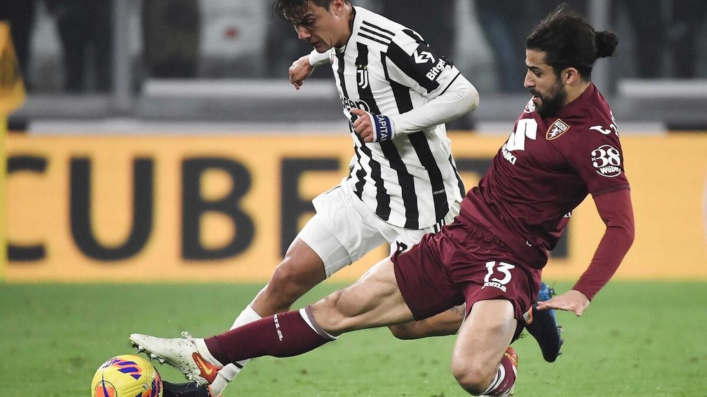 Penyerang Juventus, Paulo Dybala (kiri), dihadang bek Torino, Ricardo Rodriguez, dalam lanjutan Liga Italia di Stadion Allianz, Turin, 18 Februari 2022. Dybala kini tengah dibekap cedera.