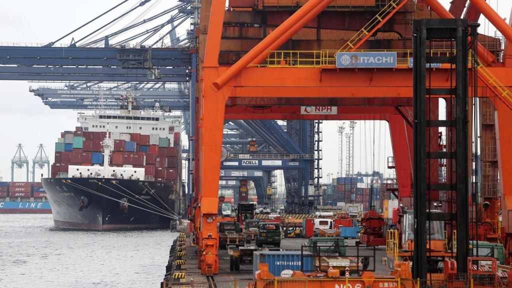 Kesibukan aktivitas bongkar muat kontainer di Pelabuhan Tanjung Priok, Jakarta Utara, Senin (14/1/2019). Pelabuhan Tanjung Priok yang dikelola PT Pelindo II ini setidaknya melayani 300.000 peti kemas per bulan.
