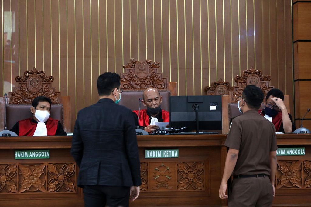 Hakim memeriksa surat yang diajukan kuasa hukum dalam persidangan permohonan peninjauan kembali (PK) yang diajukan narapidana kasus <i>cessie </i>Bank Bali, Joko Tjandra di Pengadilan Negeri Jakarta Selatan, Jakarta, Senin (20/7/2020). Joko Tjandra kembali tidak hadir dalam persidangan dengan alasan sakit. Ini kali ketiga Joko Tjandra tidak hadir dalam persidangan.