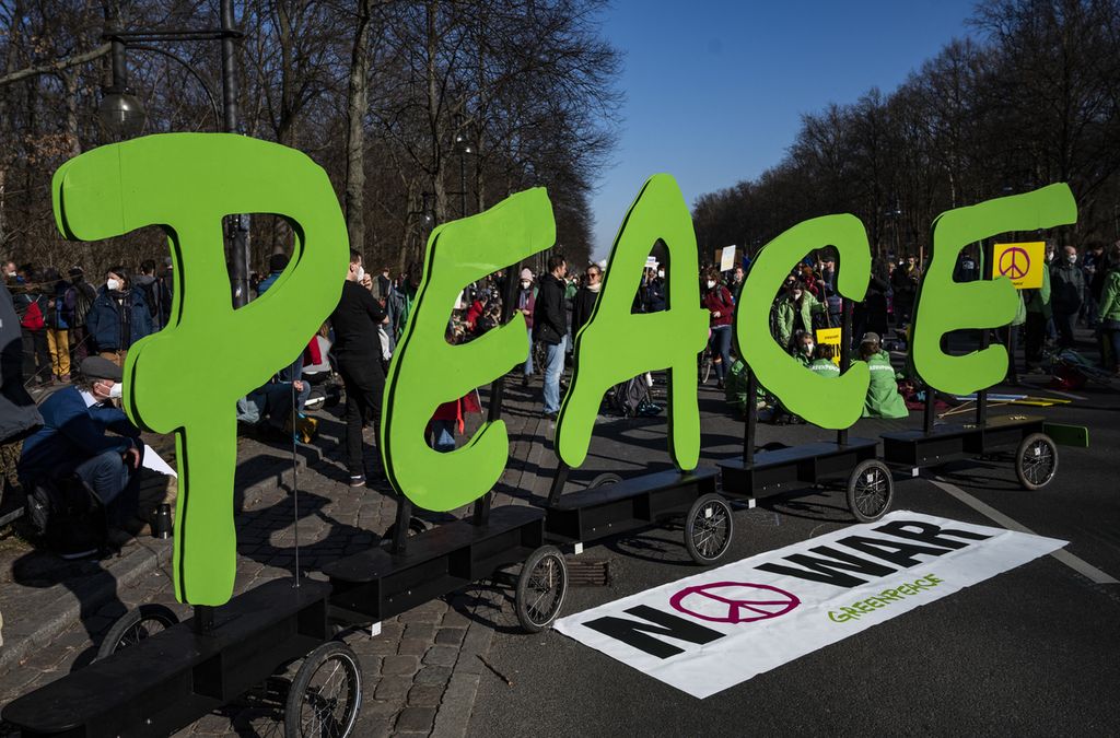 Huruf besar yang membentuk kata Peace atau perdamaian ditampilkan dalam demonstrasi menentang invasi Rusia ke Ukraina di Berlin, Jerman, Minggu (13/3/2022).