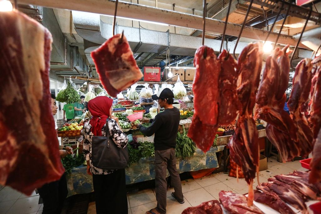Pedagang sayur melayani pembeli di Pasar Mayestik, Jakarta Selatan, Senin (2/9/2019). Pasar tersebut kini dilengkapi dengan monitor berisi informasi harga indeks pangan yang bersumber dari infopangan.jakarta.go.id.
